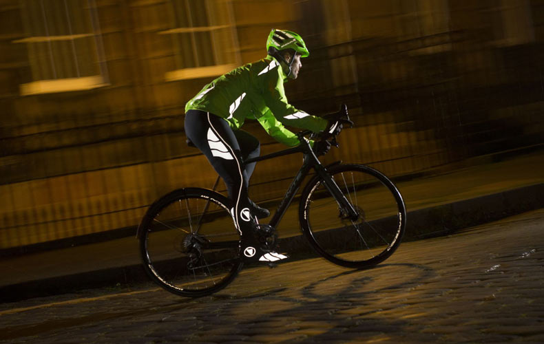 "Φωτίστε" την ποδηλατική σας γκαρνταρόμπα με τη συλλογή Endura Luminite